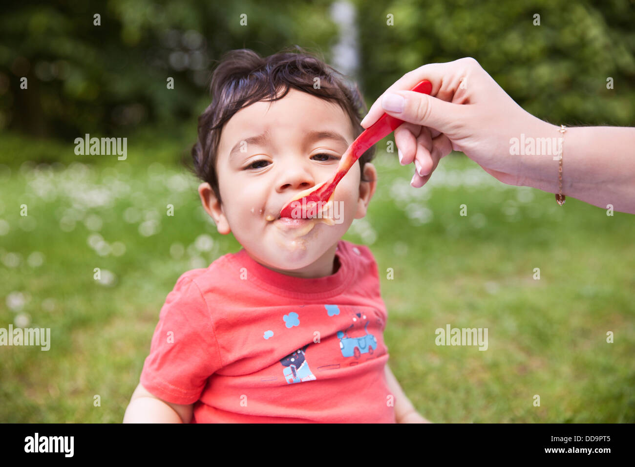 Mère nourrir bébé de nourriture pour bébé garçon Banque D'Images