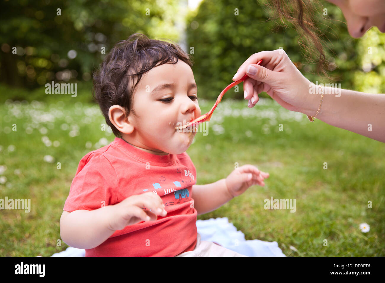 Mère nourrir bébé de nourriture pour bébé garçon Banque D'Images
