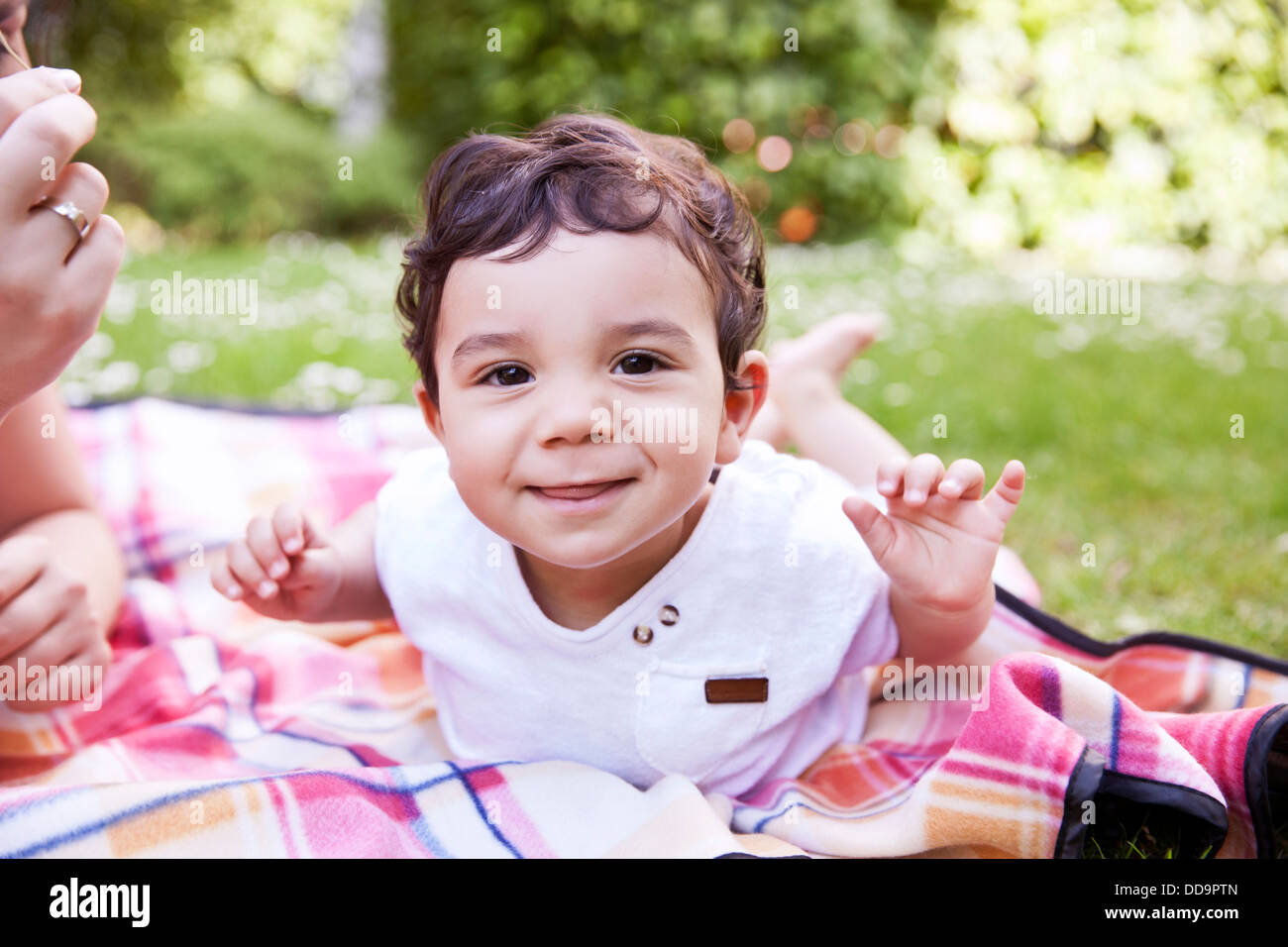 Baby Boy lying on blanket, smiling Banque D'Images