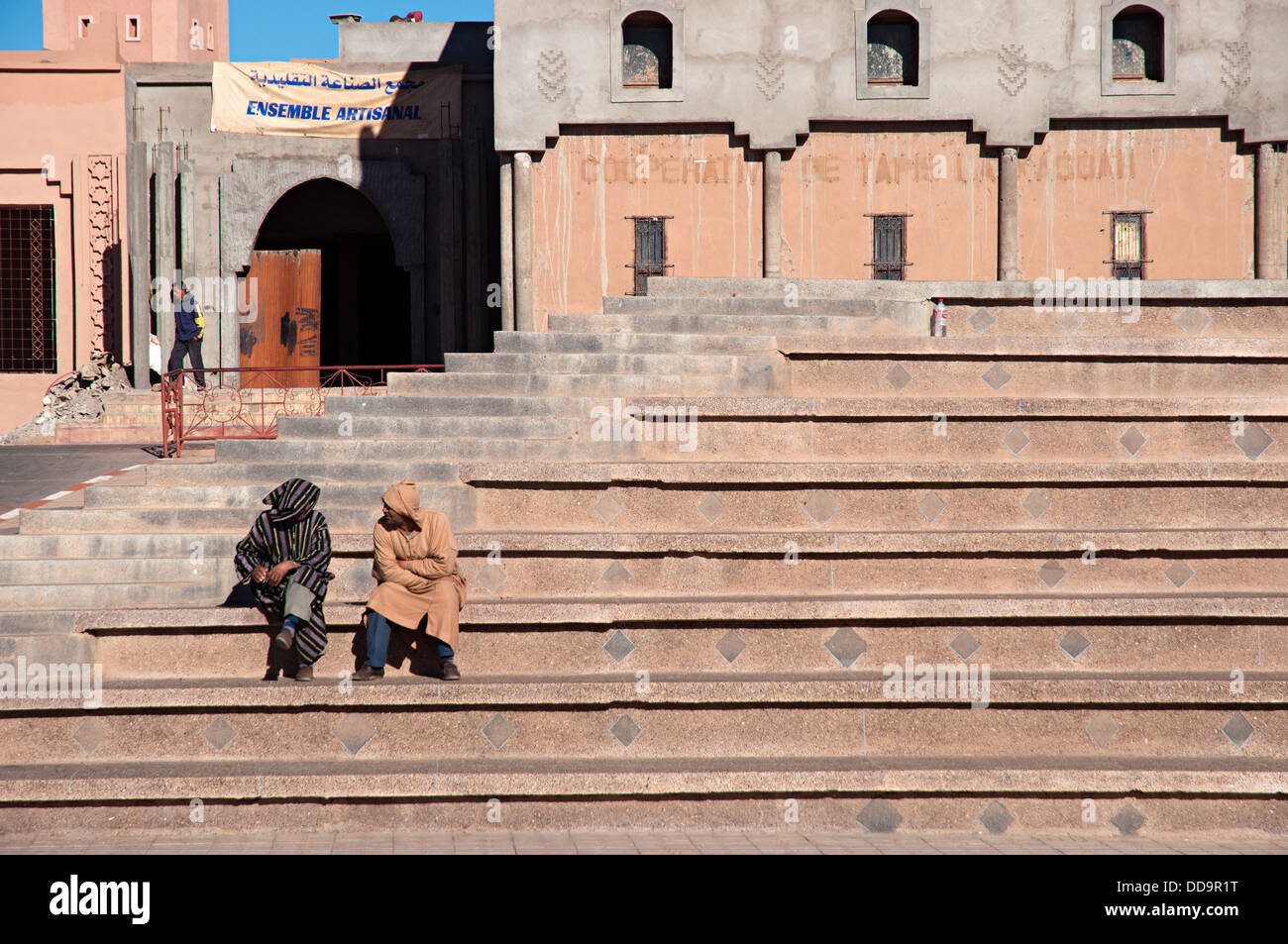 Les hommes assis dans les escaliers en face de Kasbah de Taourirt, Ouarzazate, Maroc Banque D'Images