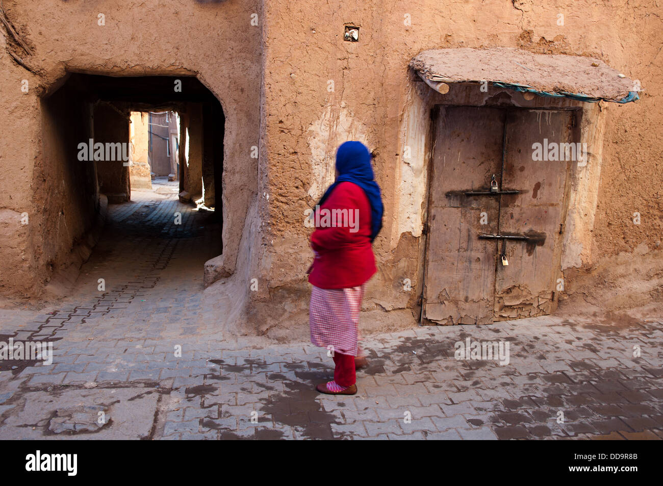 Femme marche sur les rues de la mellah (quartier juif). Ouarzazate, Maroc Banque D'Images