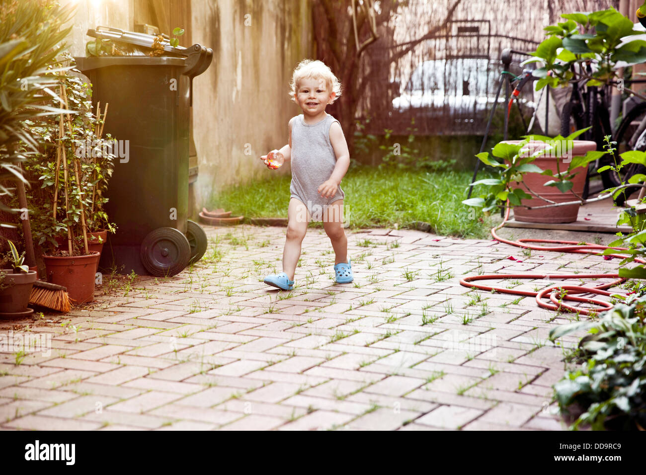 Allemagne, Bonn, Baby Boy walking in backyard Banque D'Images