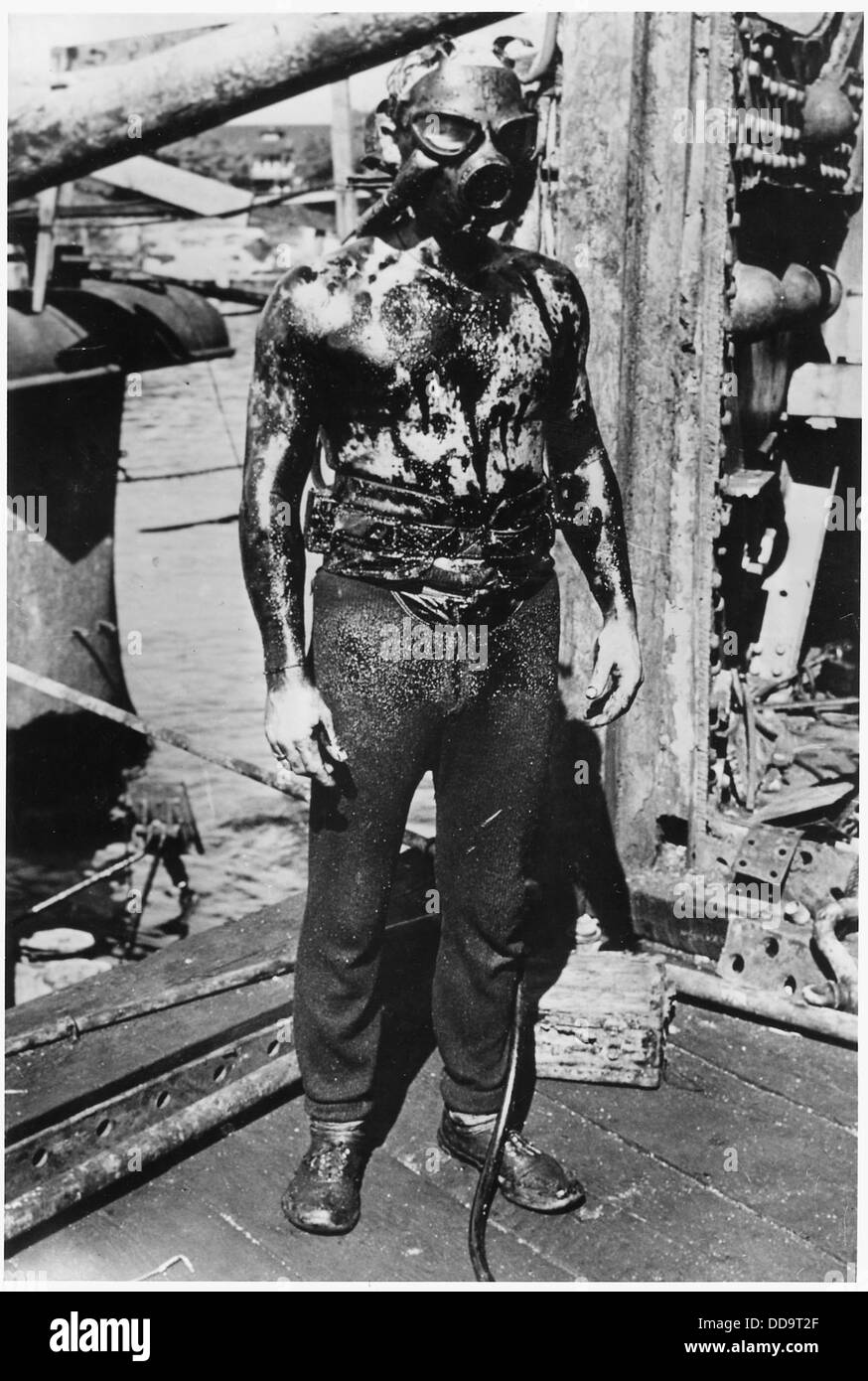 Cette photographie montre un Frogman de la Navy, un membre des unités de démolition sous-marine et de guerre spéciale de l'US Navy. L'image capture l'individu en équipement de plongée complet, mettant en valeur l'équipement spécialisé utilisé dans les opérations militaires. Banque D'Images Cette photographie montre un Frogman de la Navy, un membre des unités de démolition sous-marine et de guerre spéciale de l'US Navy. L'image capture l'individu en équipement de plongée complet, mettant en valeur l'équipement spécialisé utilisé dans les opérations militaires. Banque D'Images