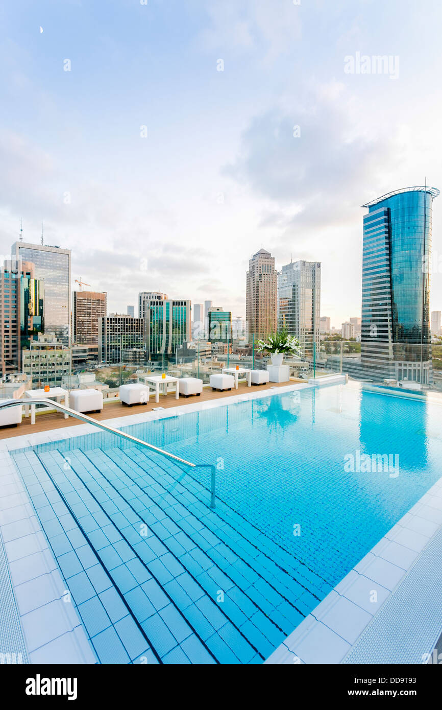 Piscine sur le toit avec vue sur la ville de Tel Aviv et Ramat Gan Banque D'Images
