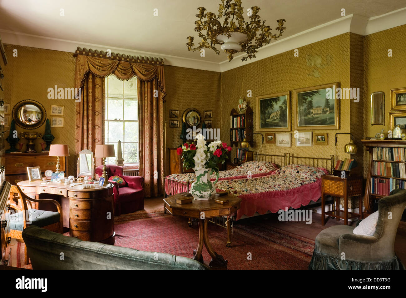 Chambre avec de l'or dans l'or design, meubles anciens en bois et des rideaux en toile de laine Banque D'Images
