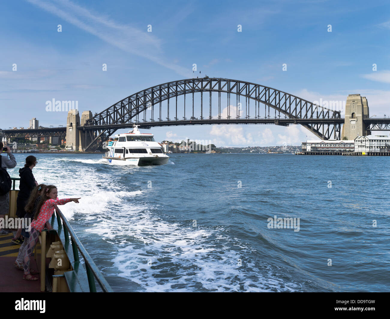 dh Sydney Harbour SYDNEY AUSTRALIE enfants à bord du ferry en catamaran pont port personnes jeune fille personne Banque D'Images