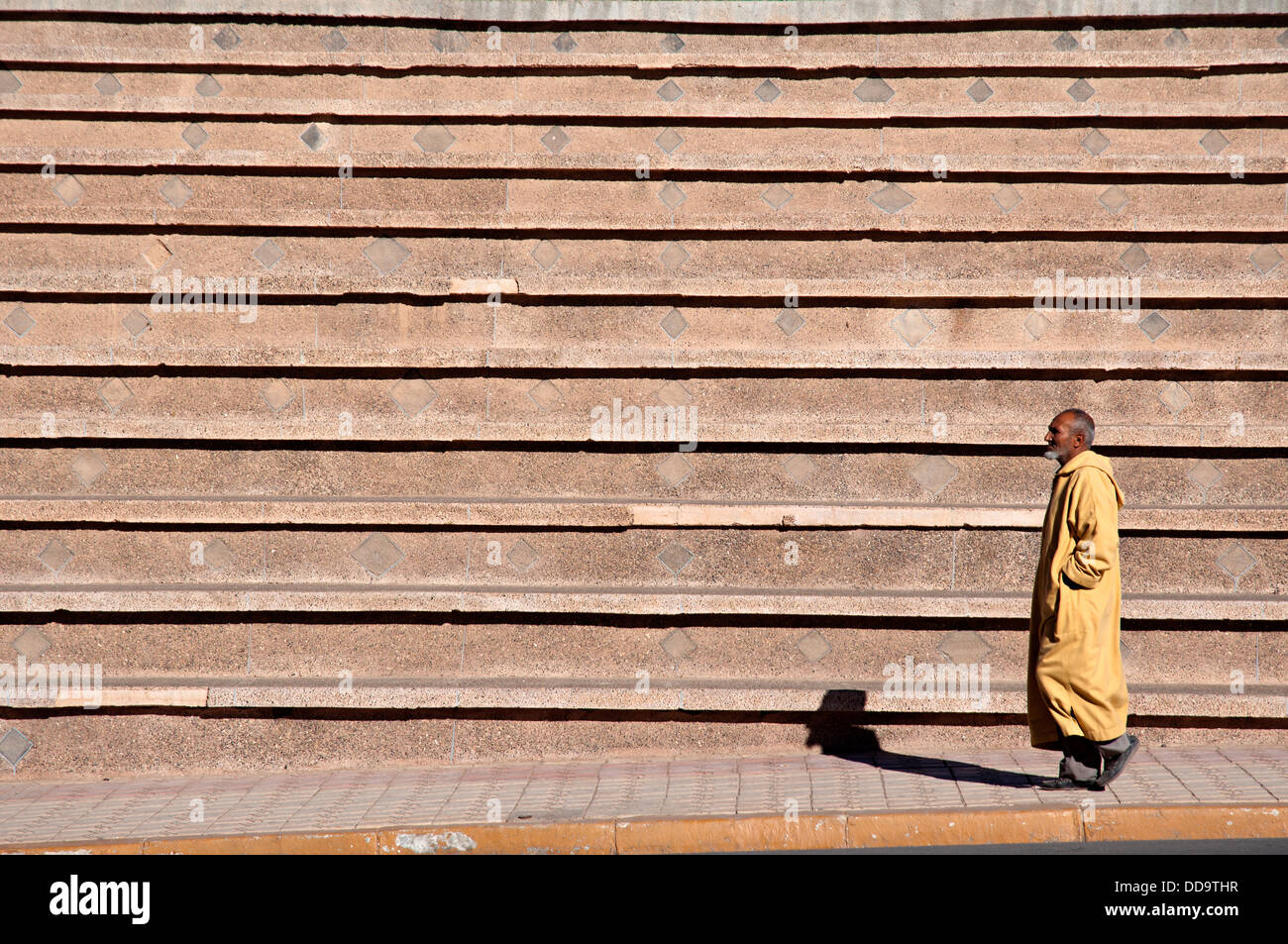 Homme marchant par les rues de Ouarzazate, Maroc Banque D'Images