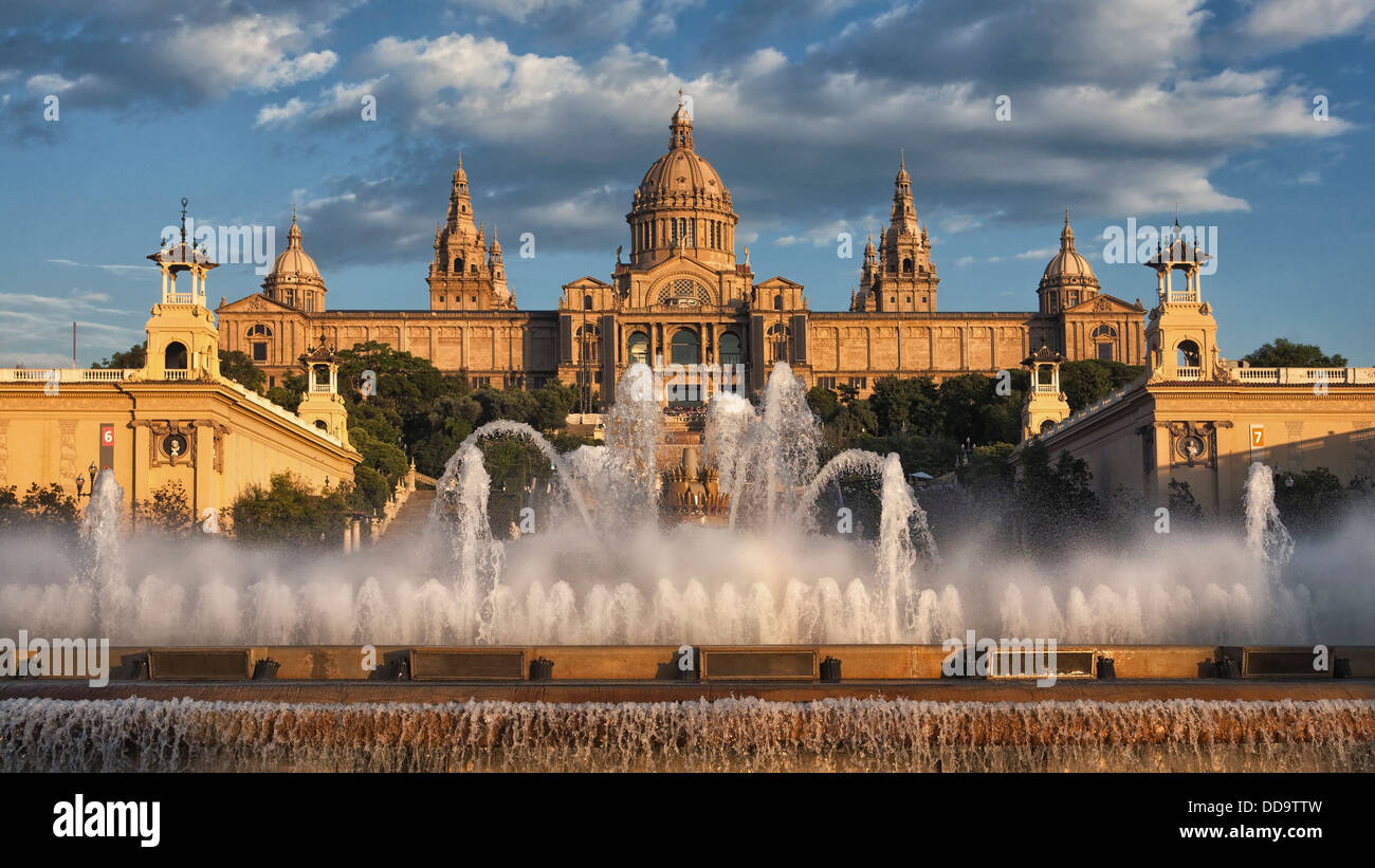 Espagne, vue de Palau avec fontaine National Banque D'Images