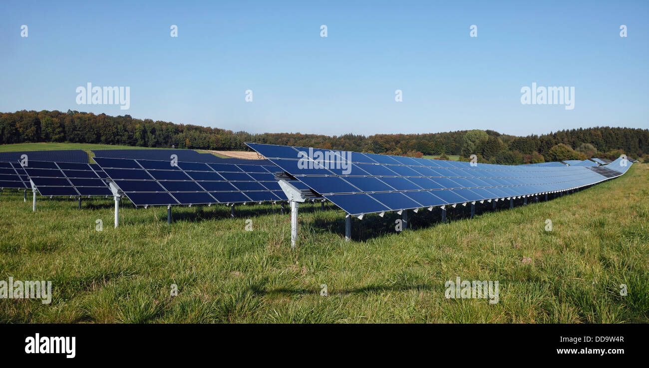 Germany, Bavaria, panneaux solaires sur l'herbe contre le ciel Banque D'Images