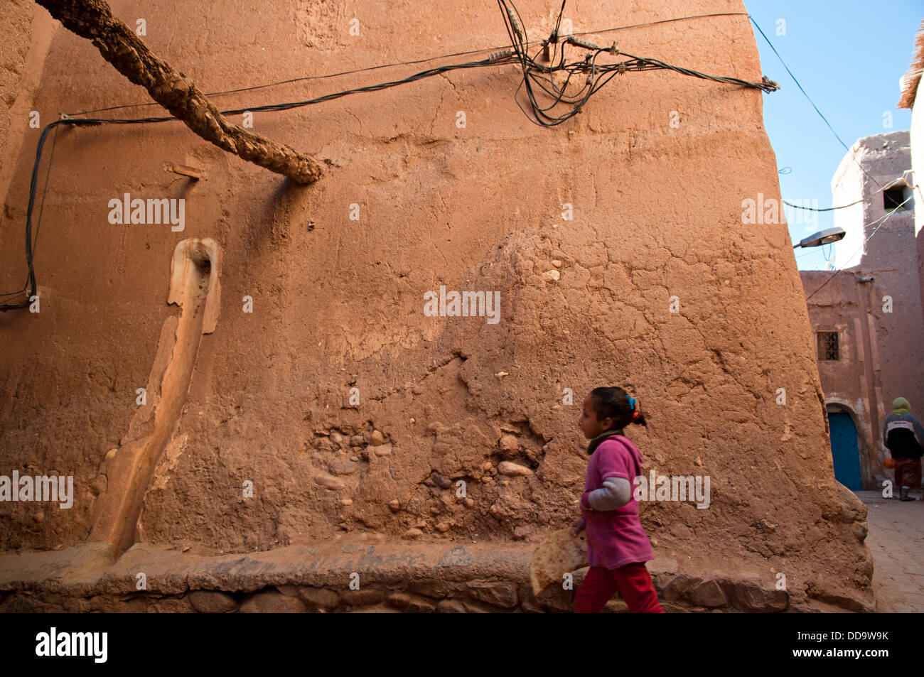 Fille qui marche par les rues de la mellah (quartier juif), Ouarzazate, Maroc Banque D'Images