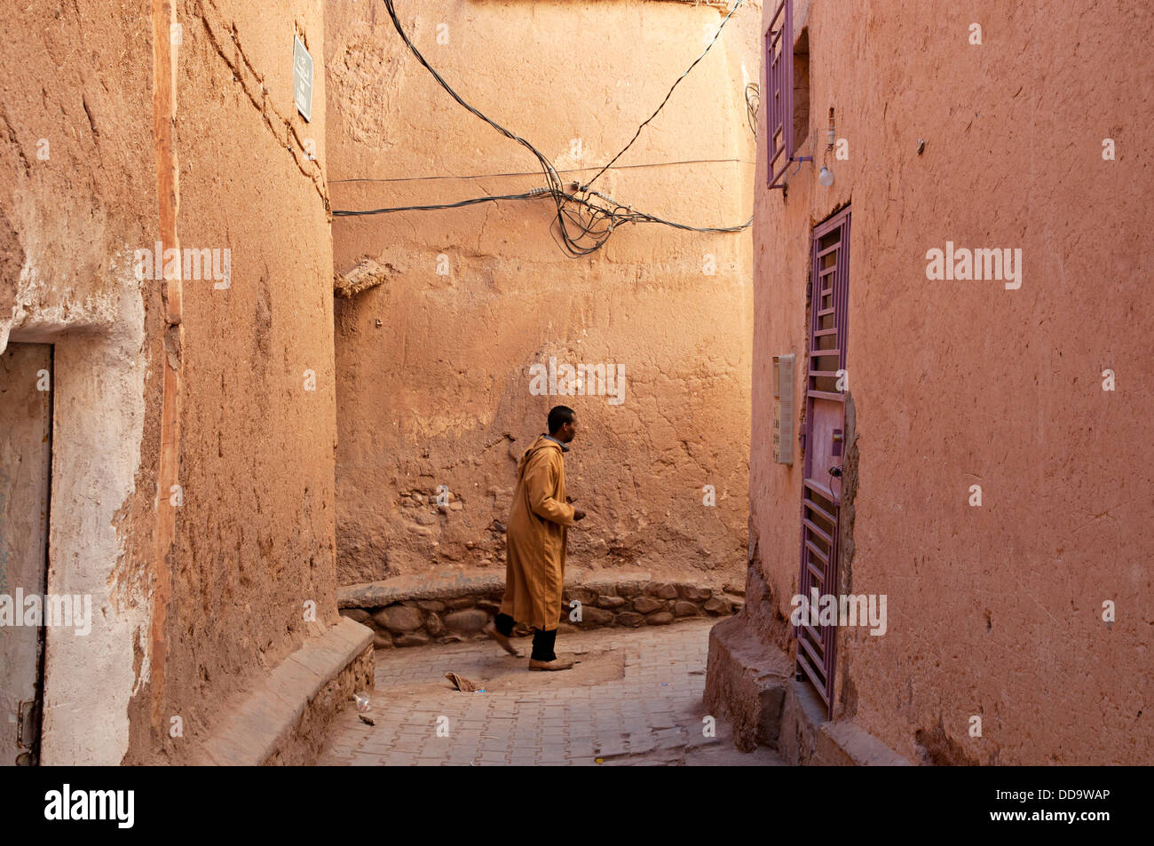 Homme marchant par les rues de la mellah (quartier juif) Ouarzazate, Maroc Banque D'Images