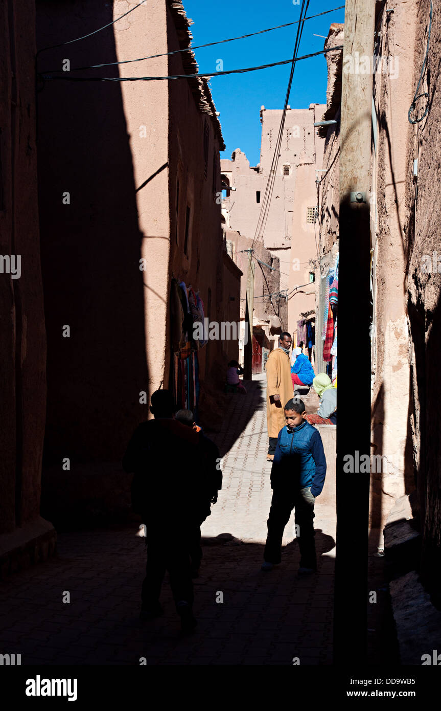 Scène de rue dans le mellah (quartier juif), Ouarzazate, Maroc Banque D'Images
