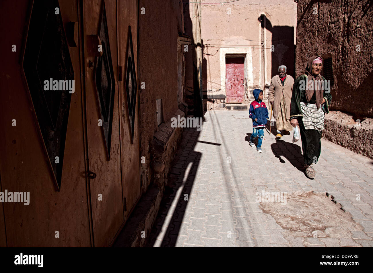 Balades en famille dans les rues de la mellah (quartier juif). Ouarzazate, Maroc Banque D'Images