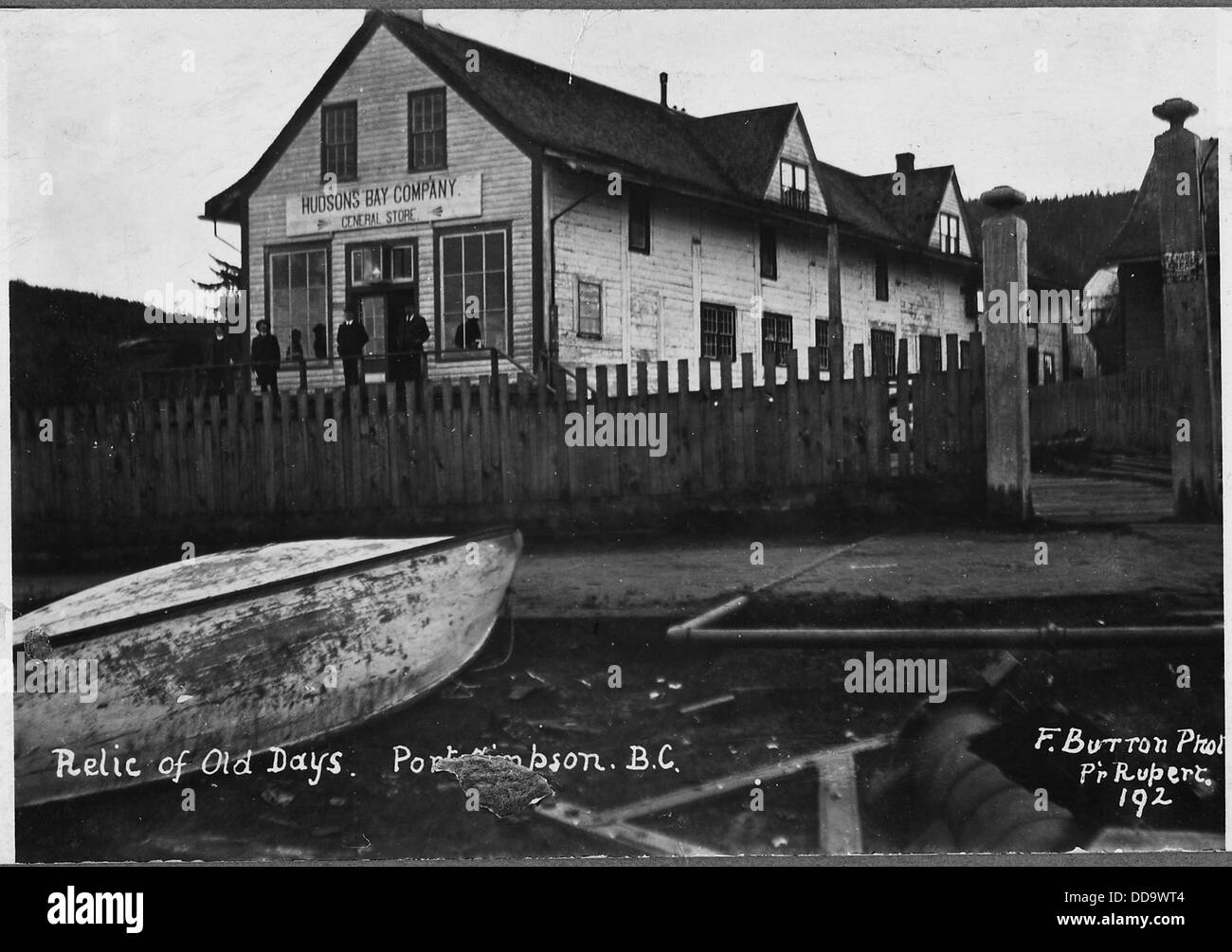 Carte postale. Vestige d'ancien temps. Port Simpson, C.-B. 3 hommes non identifiés debout sur portique de la Baie d'Hudson... - - 297312 Banque D'Images