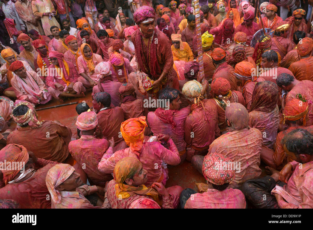 Au cours du festival Holi, des émissaires groupe chante dans le centre du temple tandis que d'autres voudraient jeter l'eau et de poudre de couleur Banque D'Images