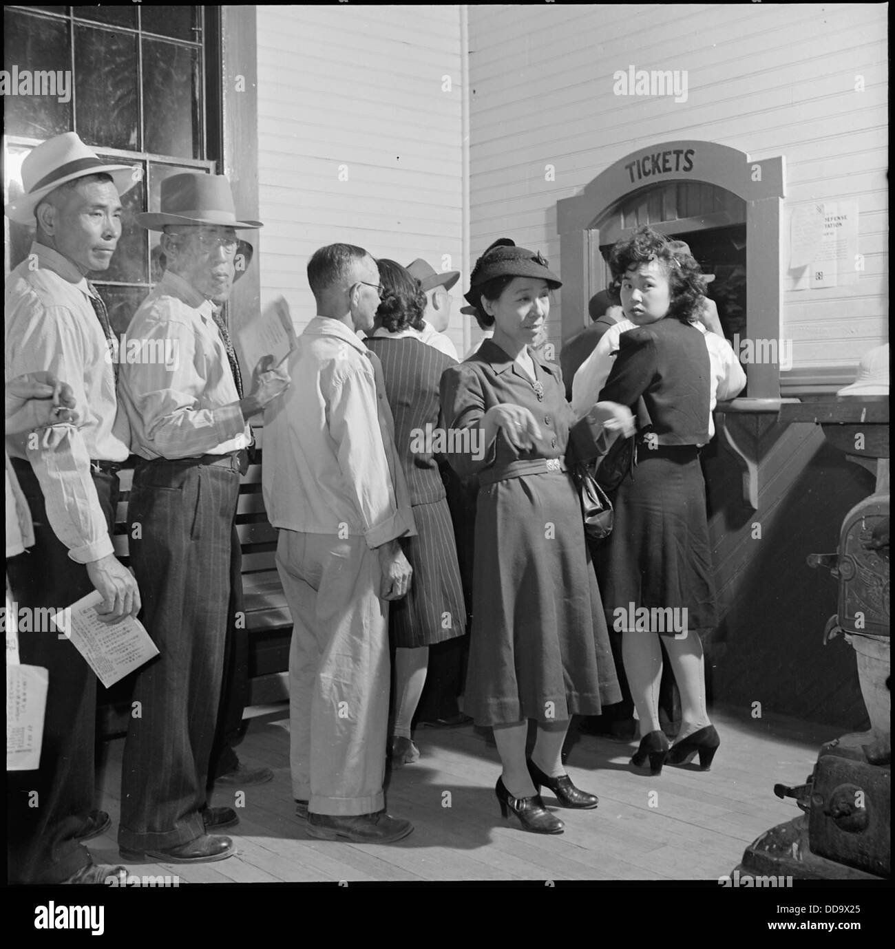 Poston, Arizona. Dans le chaud, tout le monde est en ligne pour réclamer son billet de train. L'arrière . . . - - 539873 Banque D'Images