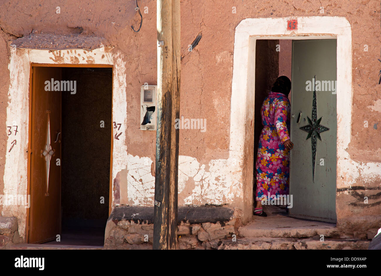 Femme venant dans sa maison dans le mellah (quartier juif). Ouarzazate, Maroc Banque D'Images