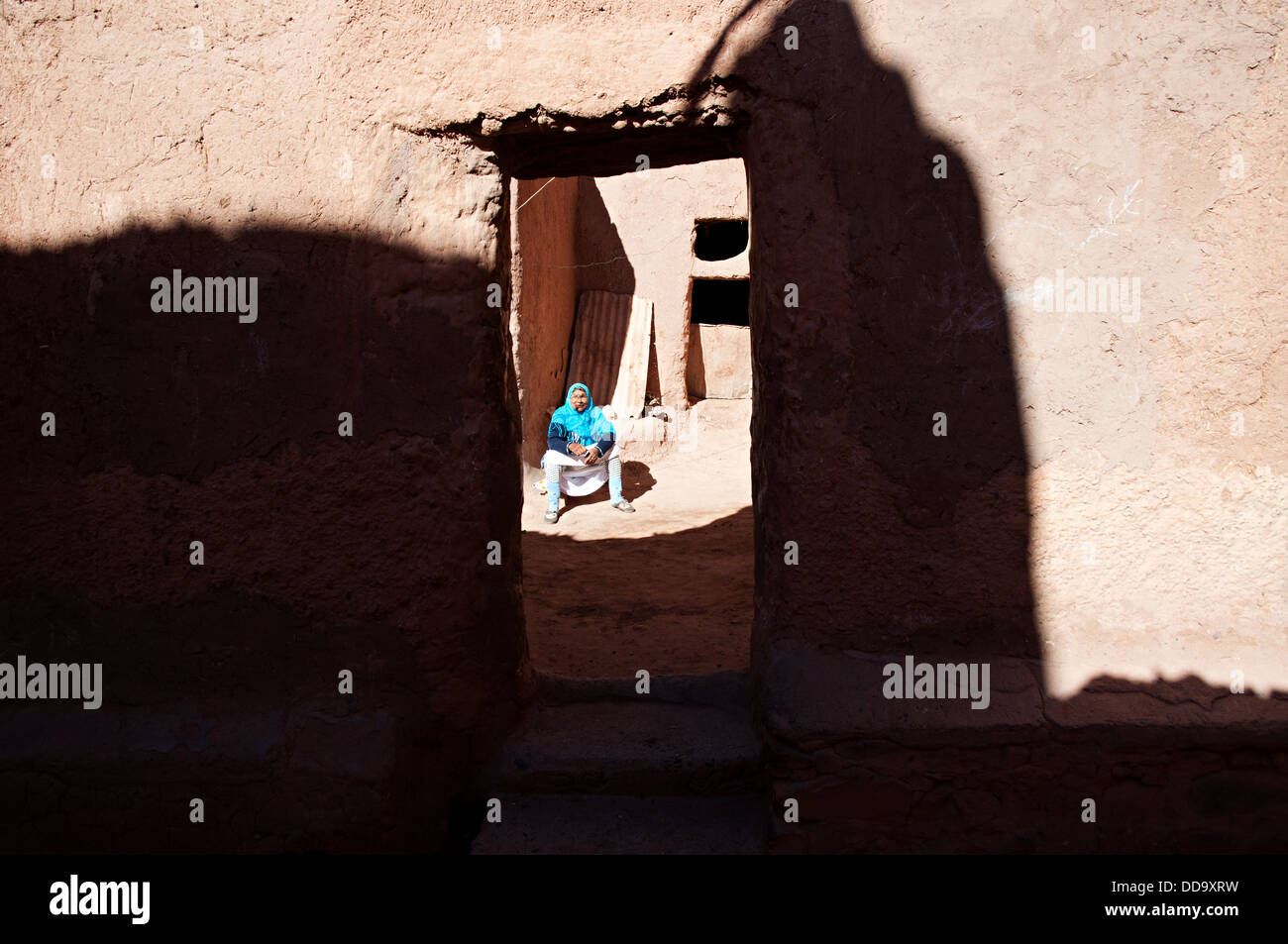 Femme assise dans sa maison dans le mellah (quartier juif). Ouarzazate, Maroc Banque D'Images