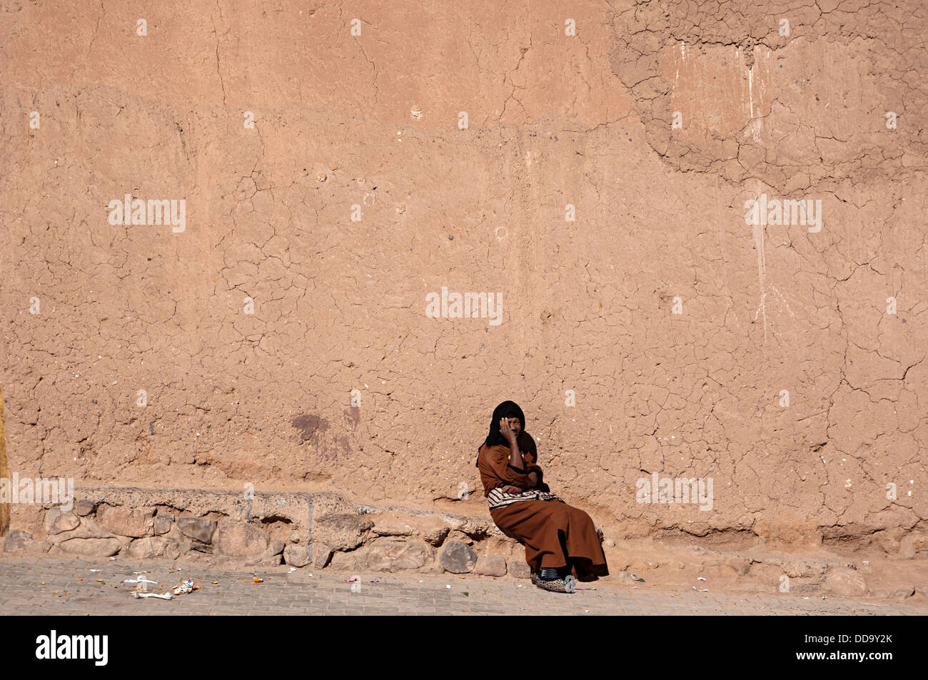 Femme aîné assis dans le mellah (quartier juif). Ouarzazate, Maroc Banque D'Images