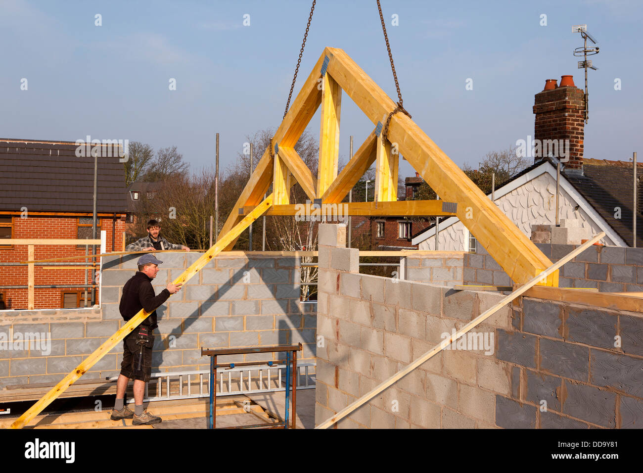 L bâtiment maison, la construction de toit, d'abord de Levage avec grue treillis treillis, quadruple se positionner Banque D'Images