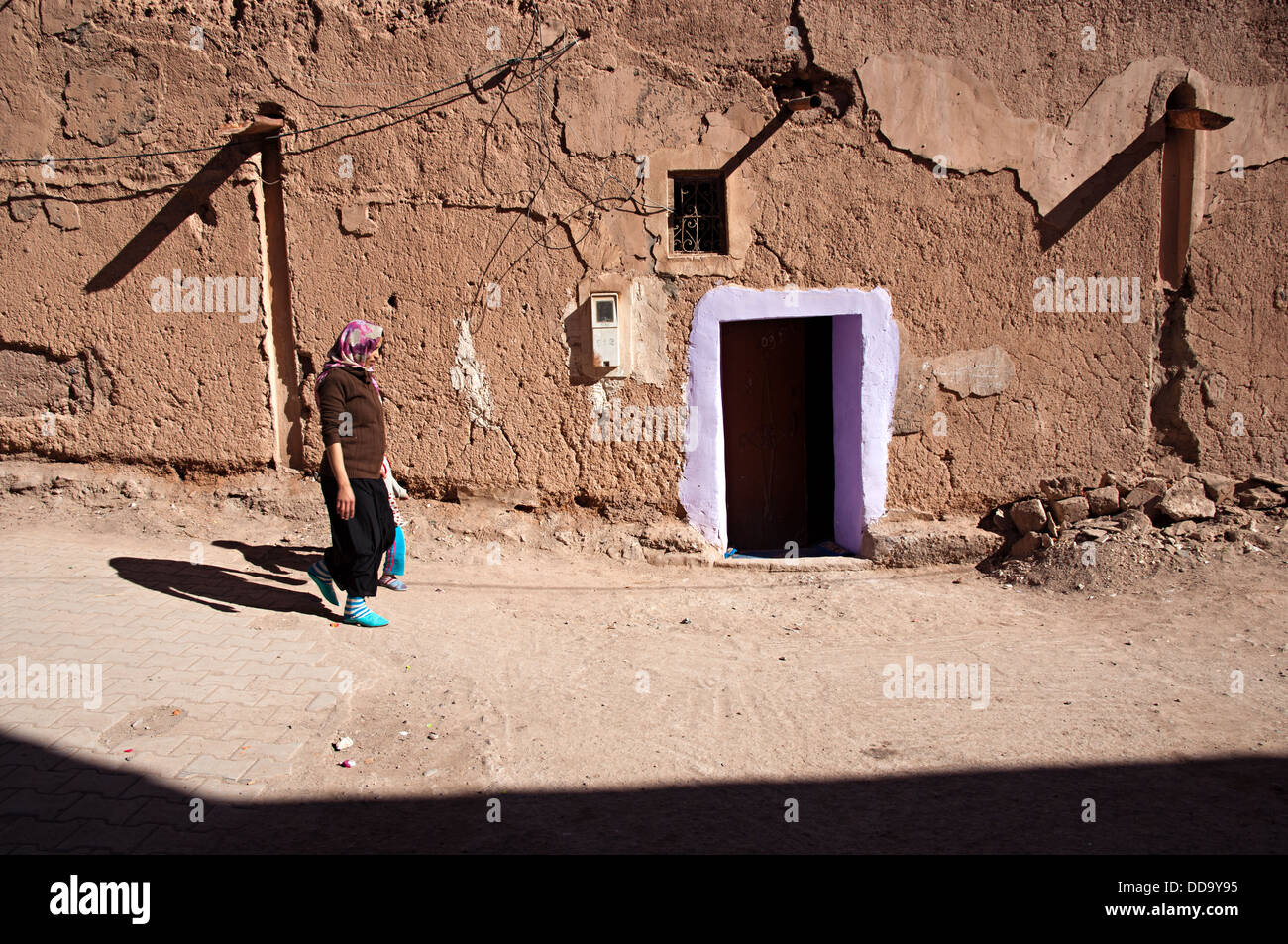 Femme et enfant marcher par les rues dans le mellah (quartier juif). Ouarzazate, Maroc Banque D'Images