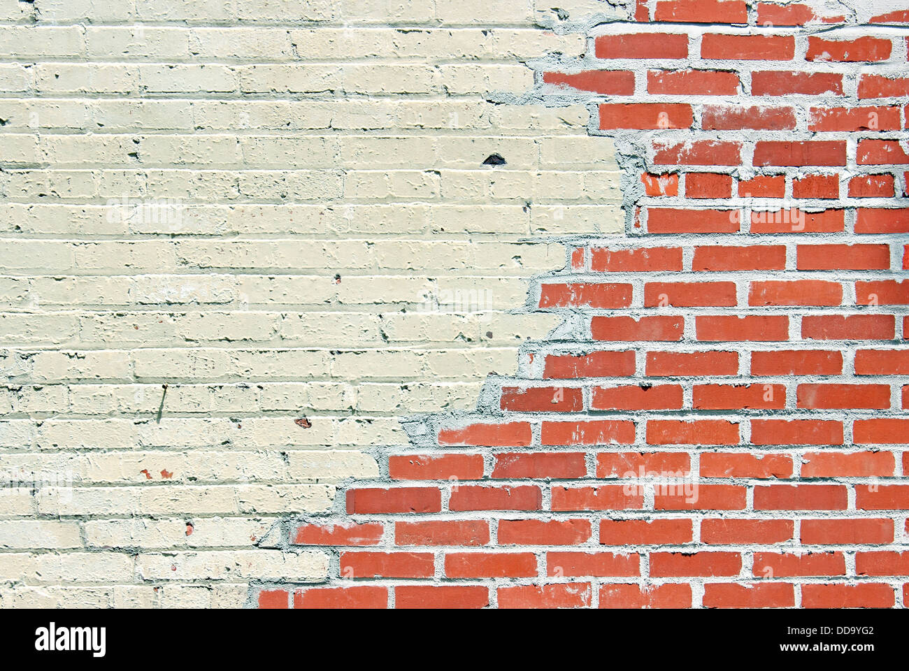 Un vieux mur de brique rouge. Peut être utilisé comme arrière-plan. Banque D'Images
