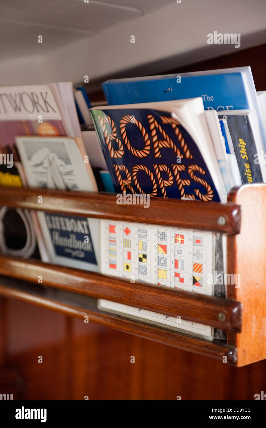 Livres sur l'étagère cabine de bateau Banque D'Images