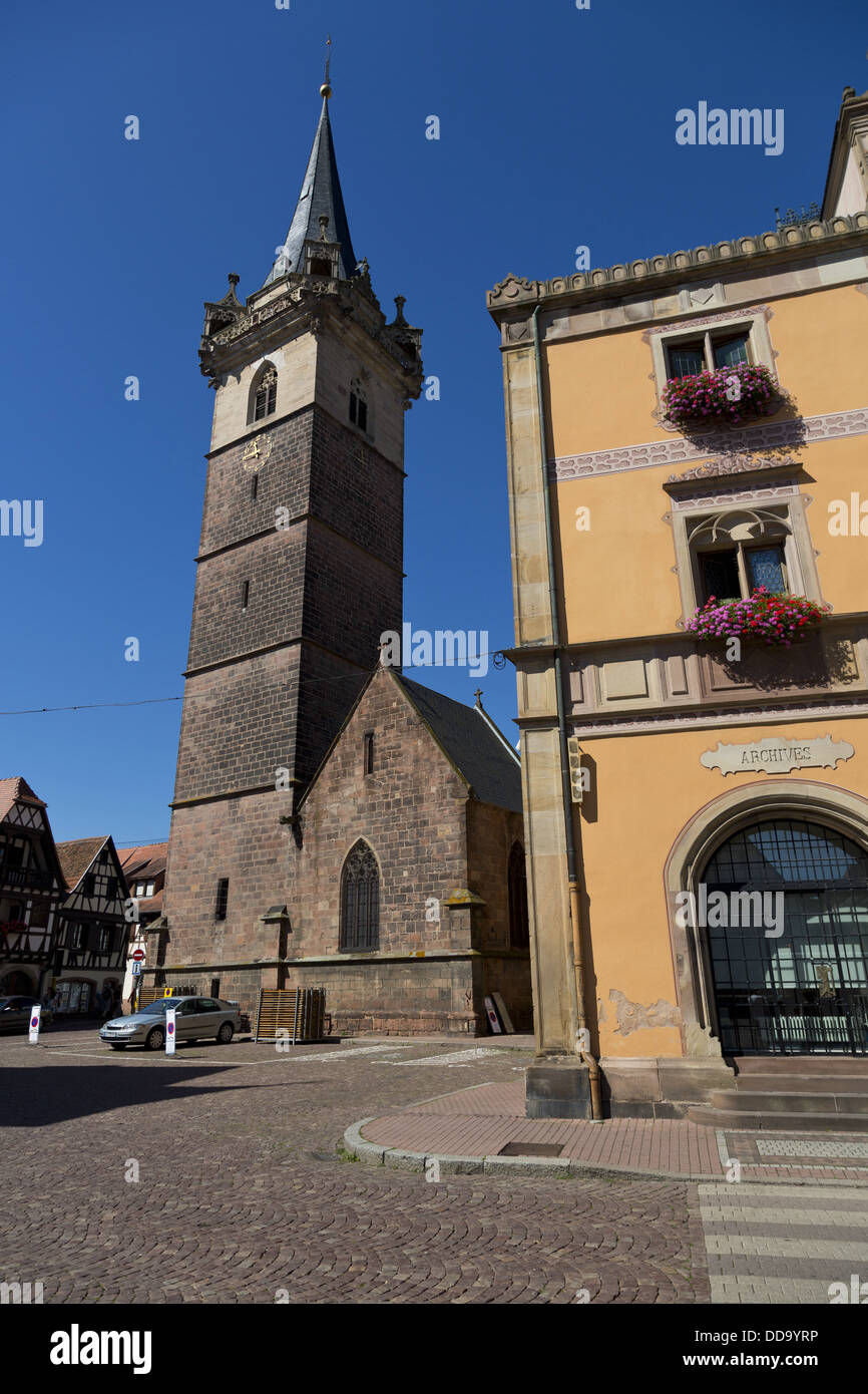 La chapelle (Kappelturm Tower) à côté de l'hôtel de ville à Obernai en Alsace, France Banque D'Images