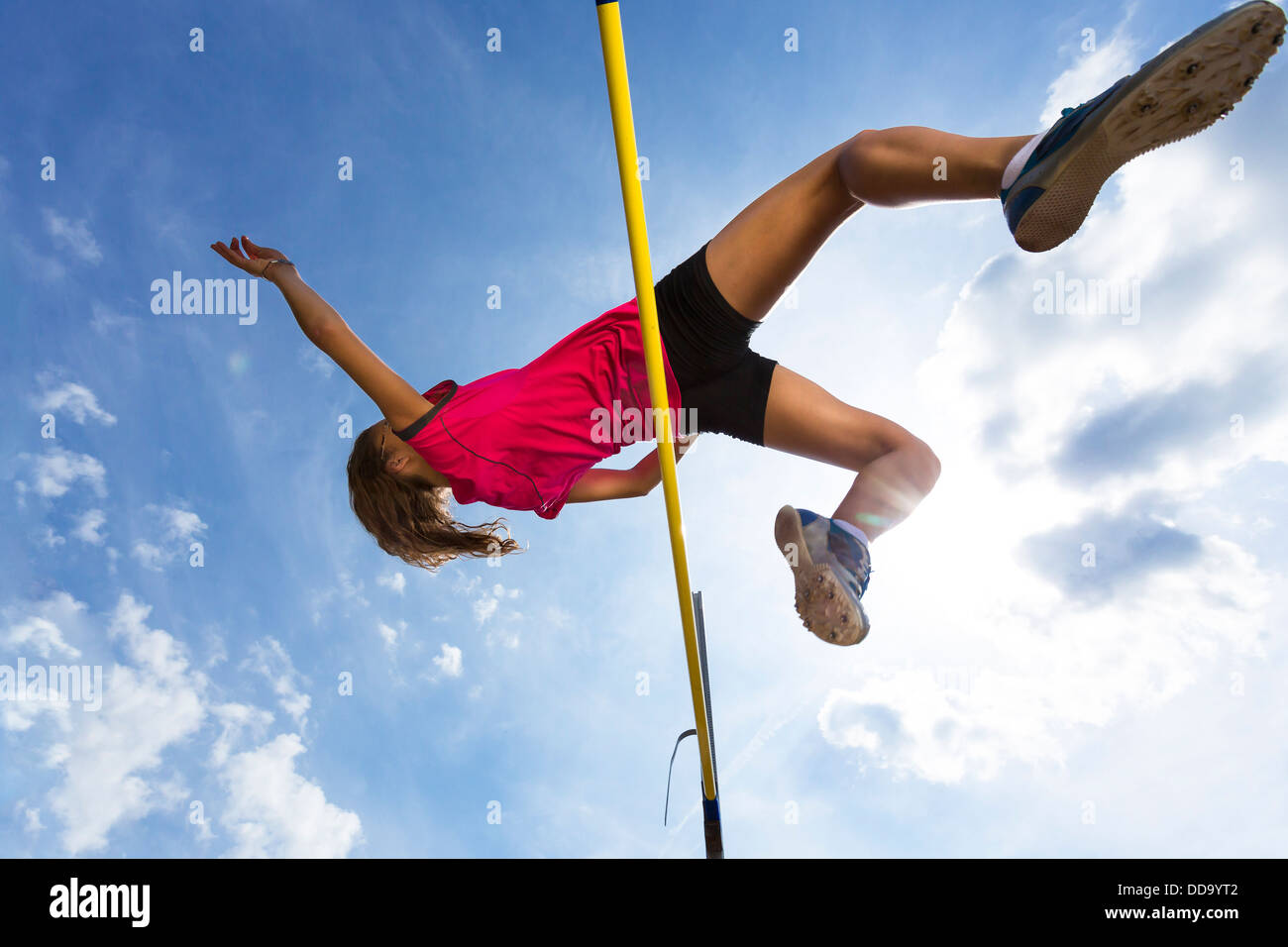 Allemagne, jeune femme sautant des obstacles sur la voie de l'athlète Banque D'Images