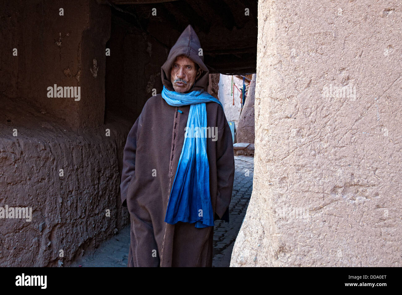 Traditionnellement habillé homme marchant par les ruelles dans le mellah (quartier juif), Ouarzazare, Maroc Banque D'Images
