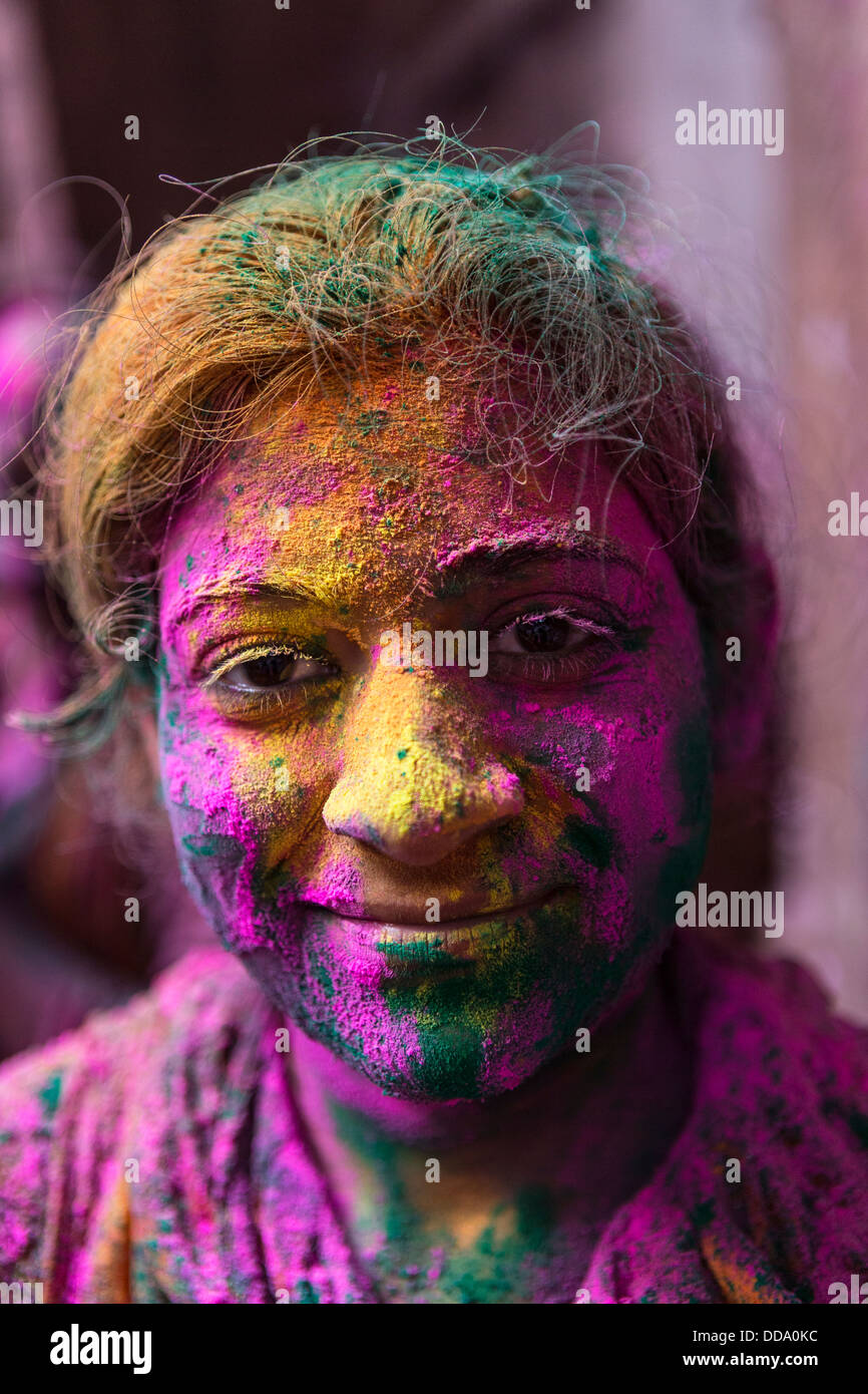 Une femme avec son visage couvert de poudre de couleur lors du festival Holi célébration à Vrindavan Banque D'Images