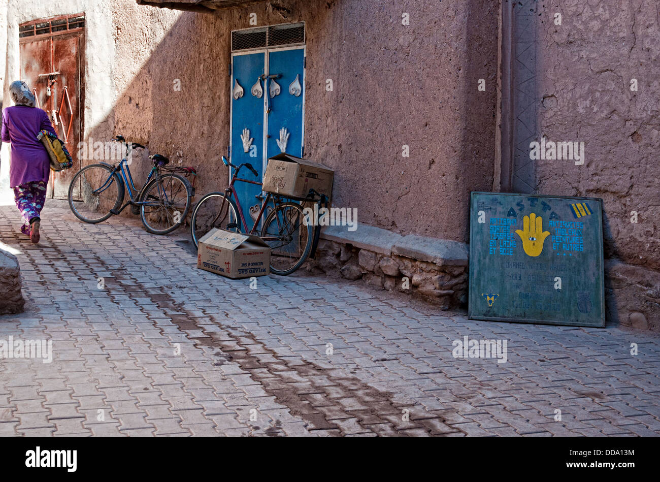 Les vélos garés contre une maison d'adobe dans le mellah (quartier juif), Ouarzazate, Maroc Banque D'Images