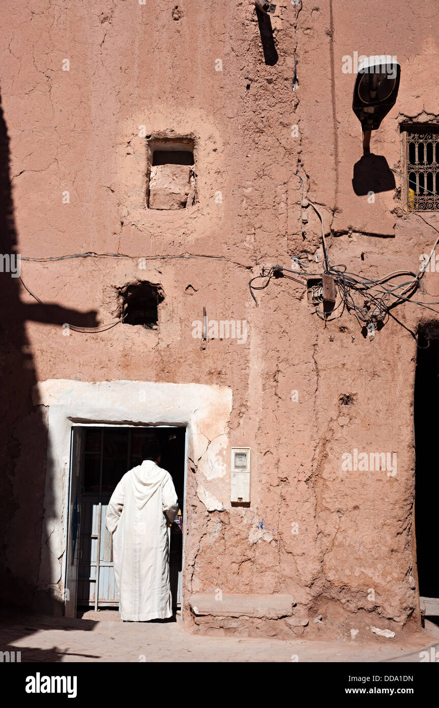 L'homme sur le point d'entrer dans son domicile dans le mellah (quartier juif), Ouarzazate, Maroc Banque D'Images