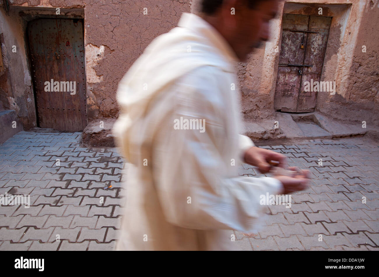 Homme marchant sur les ruelles du mellah (quartier juif), Ouarzazate, Maroc Banque D'Images