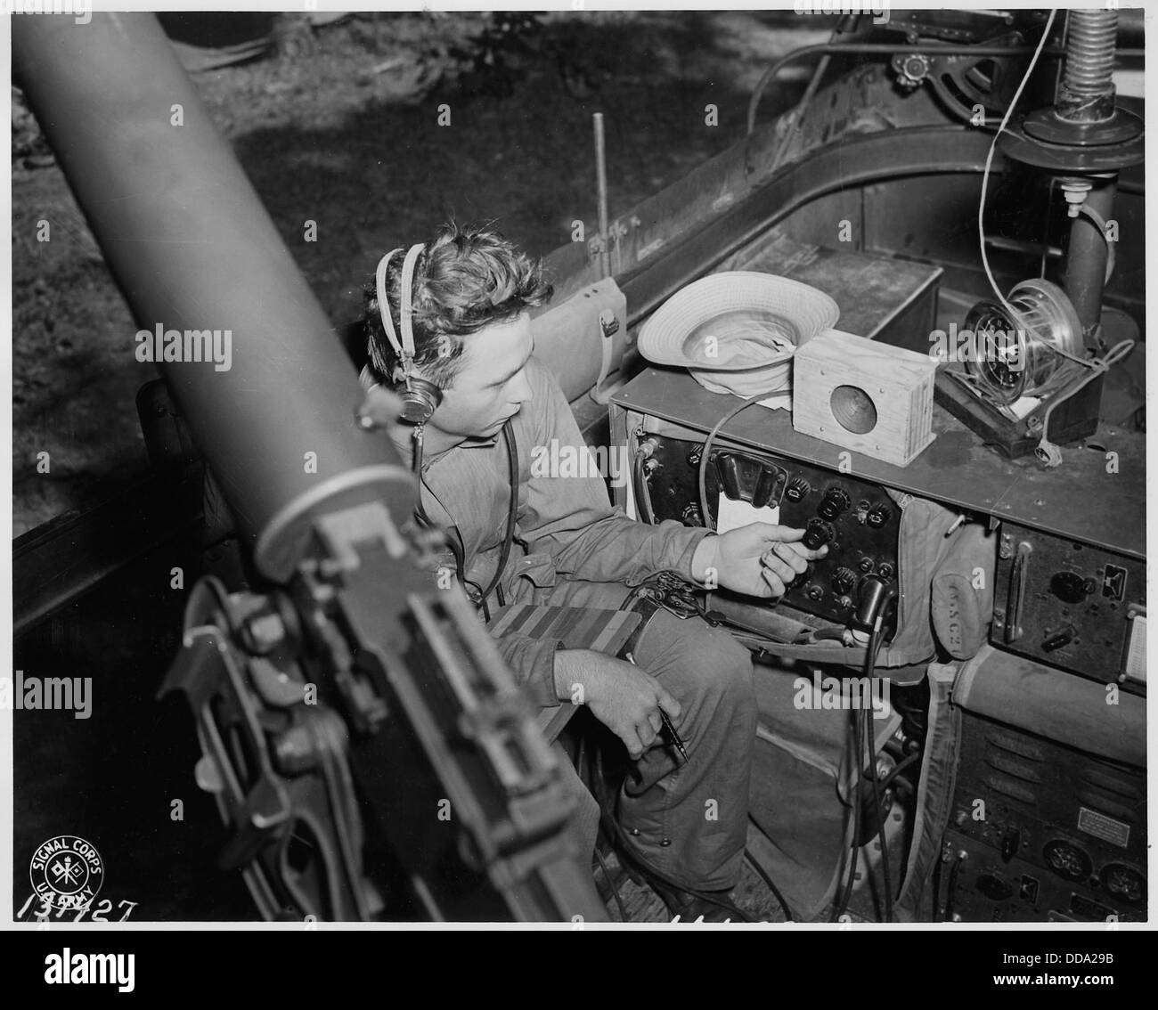 Pvt. Beverly est vu Radio Signal Corps d'exploitation sur un bivouac. - - 196341 Banque D'Images