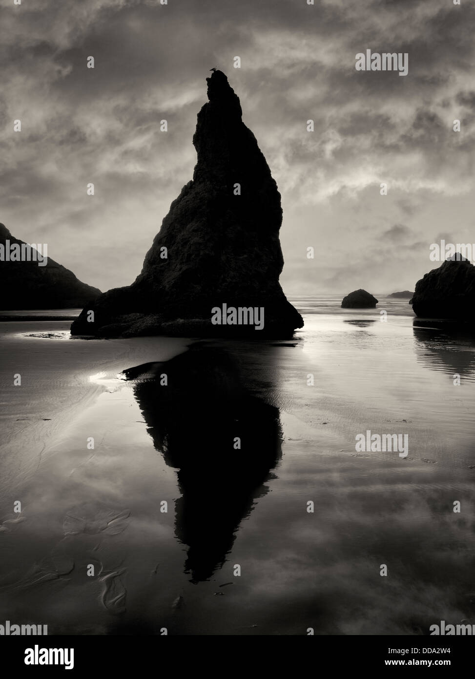 Des pierres à Bandon d'une réflexion au coucher du soleil. Oregon Banque D'Images