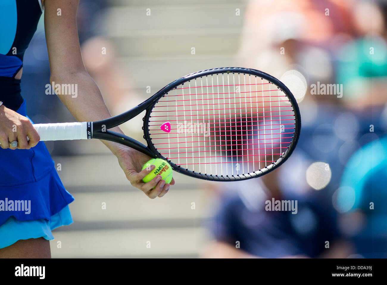 Détail de tennis player holding la raquette et balle au sujet de servir. Banque D'Images