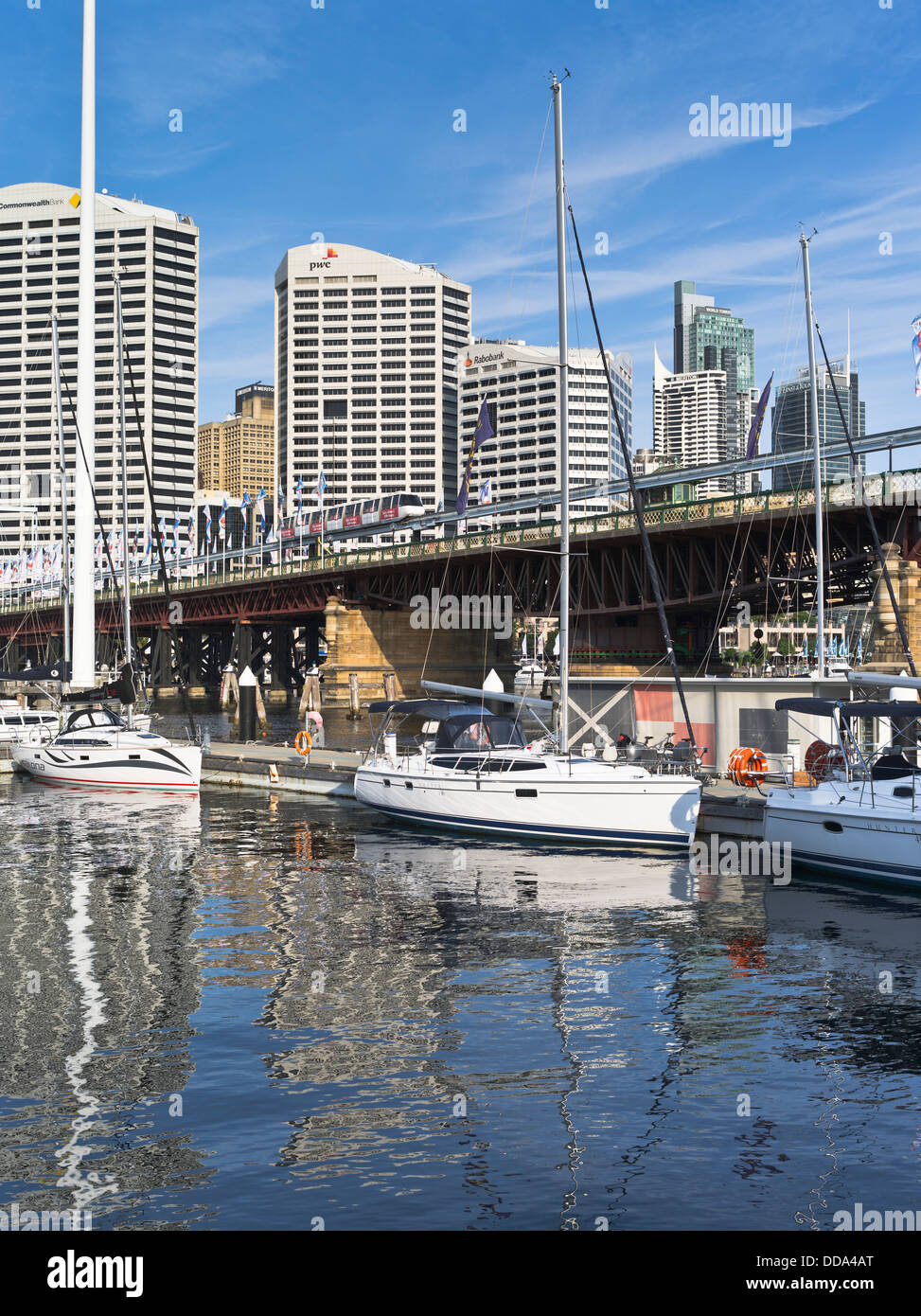 Dh de Darling Harbour à Sydney Australie Marina yachts voilier train monorail Harbour City skyscrapers Banque D'Images