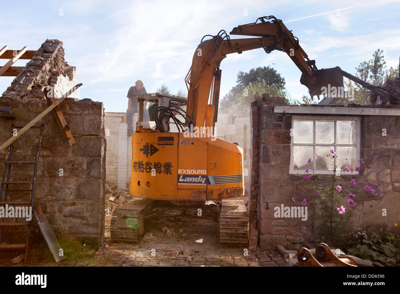 L bâtiment maison, démolition de vieilles pierres construit dépendance pour effacer emplacement prêt pour la construction de maison neuve Banque D'Images