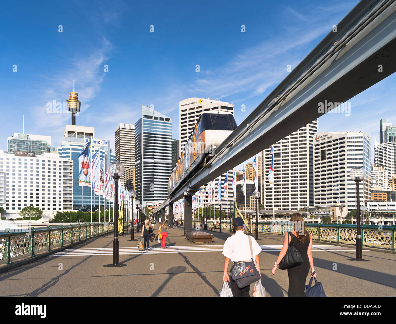 Dh de Darling Harbour à Sydney Australie Sydney train monorail voie Pyrmont Bridge harbour ville gratte-ciel Banque D'Images