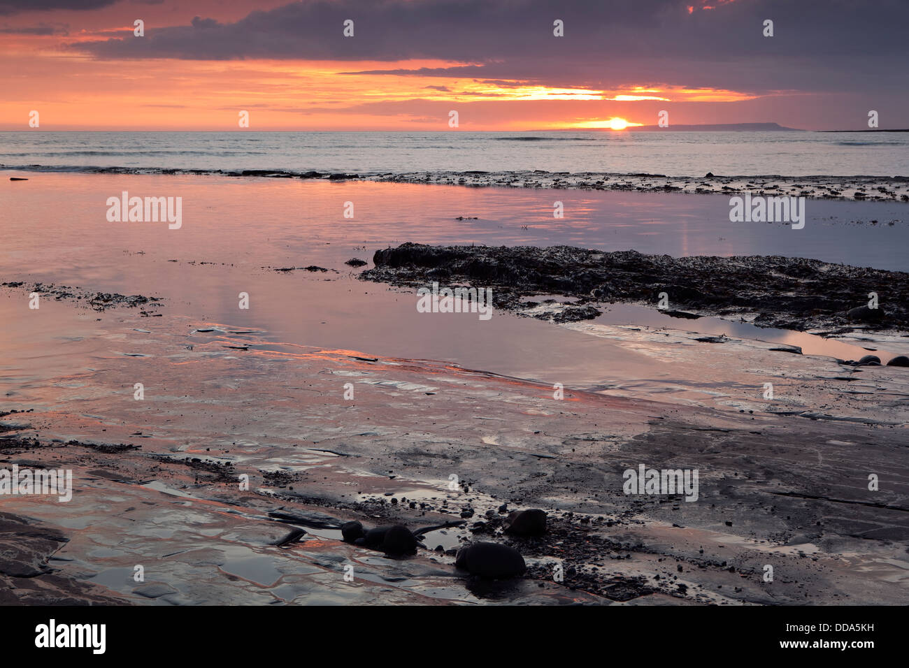 Au coucher du soleil dans le Dorset UK Kimmeridge Bay une partie de la Côte Jurassique, site du patrimoine mondial. Banque D'Images