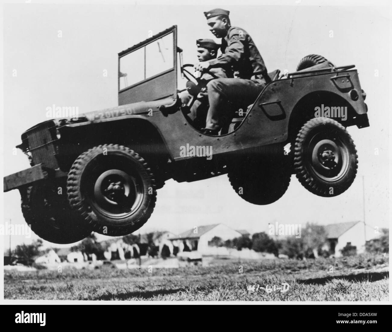 Les soldats démontrent la force et les capacités du nouveau camion d'un quart de tonne de l'Armée de terre en le soumettant à des essais aériens rigoureux. Le test met en évidence la durabilité et l'adaptabilité du camion pour une utilisation militaire dans des conditions extrêmes. Banque D'Images