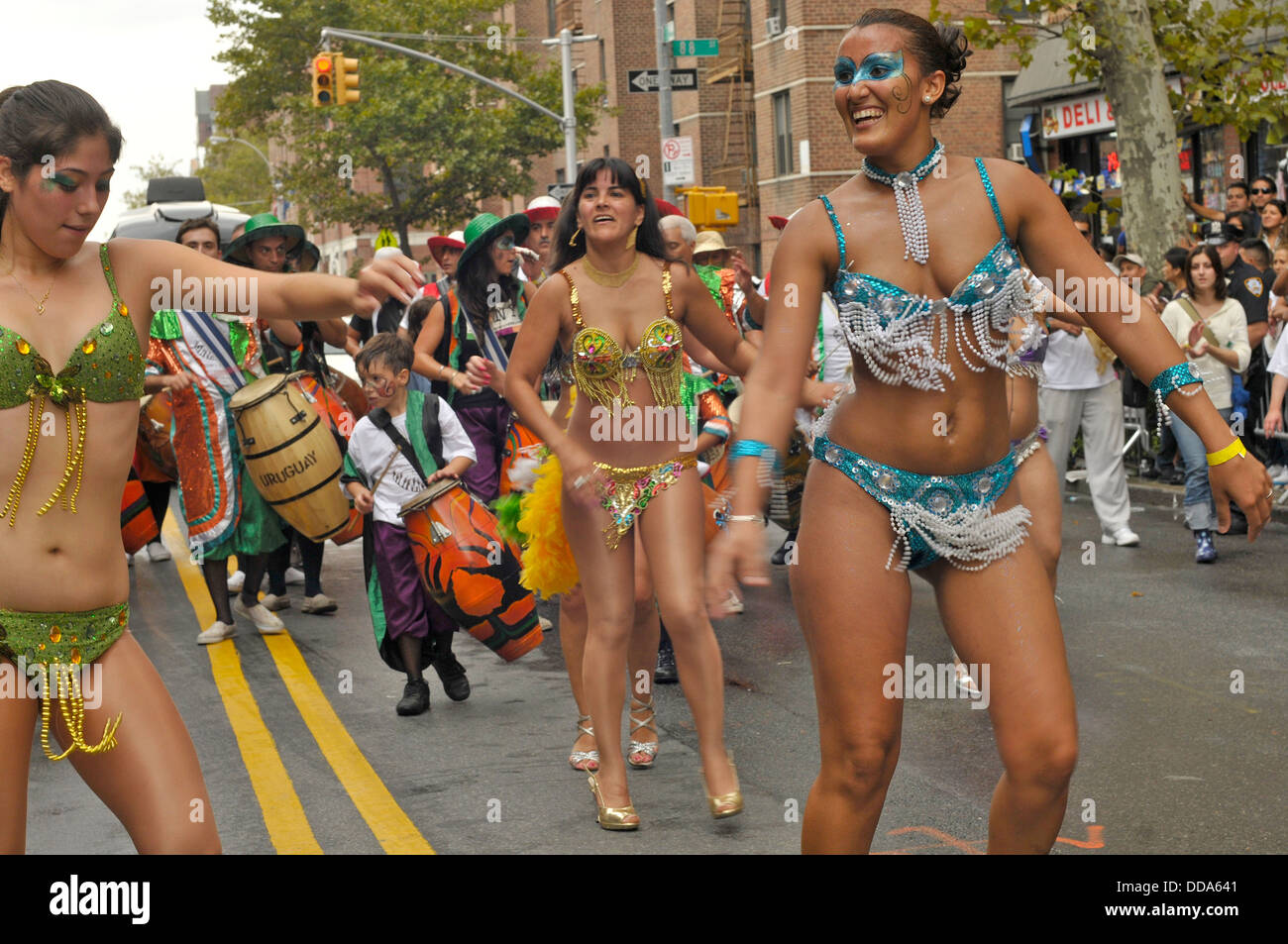 Latinos de manifester leur fierté à l'Assemblée Queens Parade Hispanique. Banque D'Images