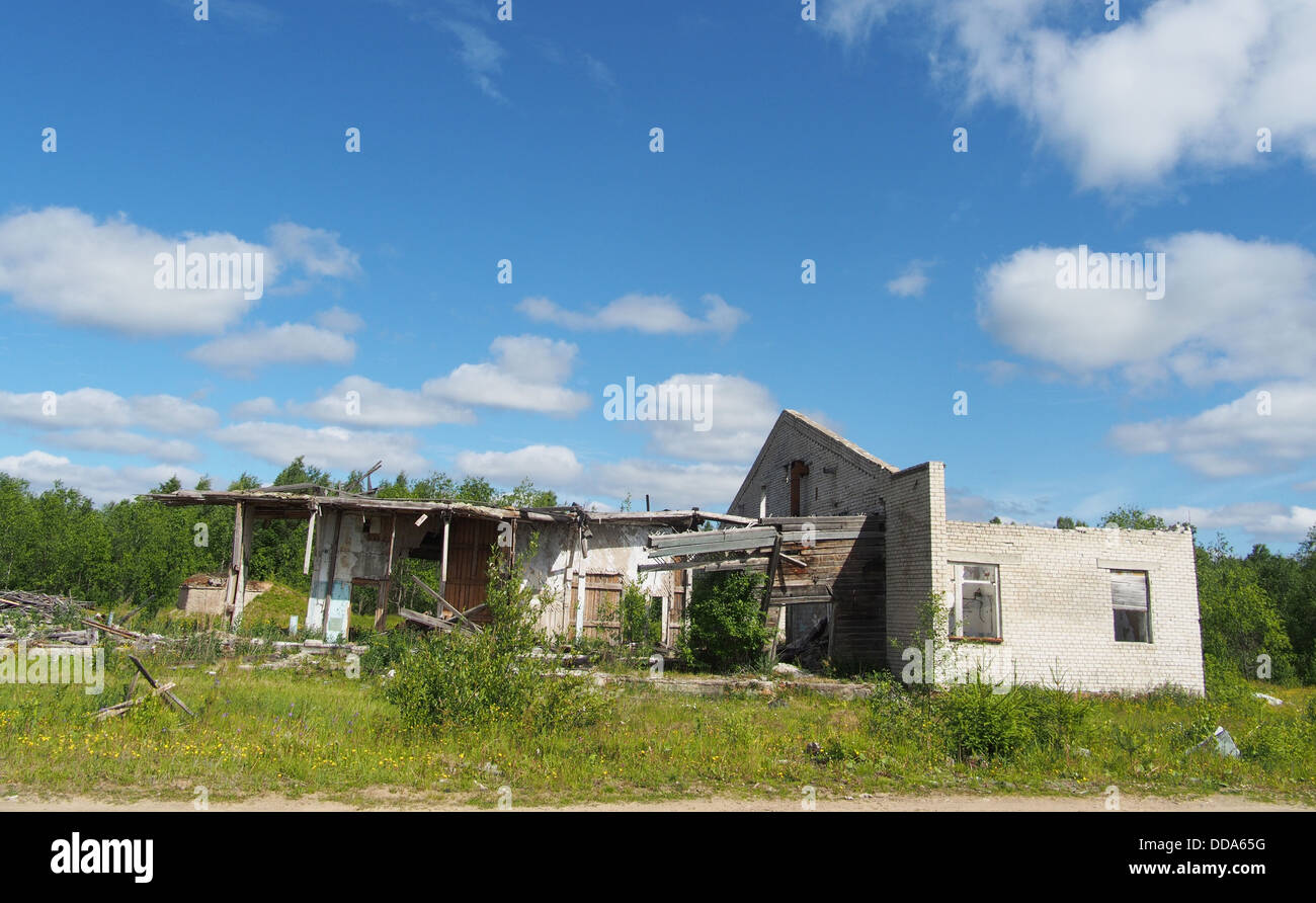 Bâtiment de briques en ruine dans les bois Banque D'Images