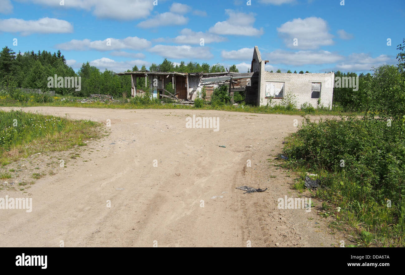 Bâtiment de briques en ruine dans les bois Banque D'Images