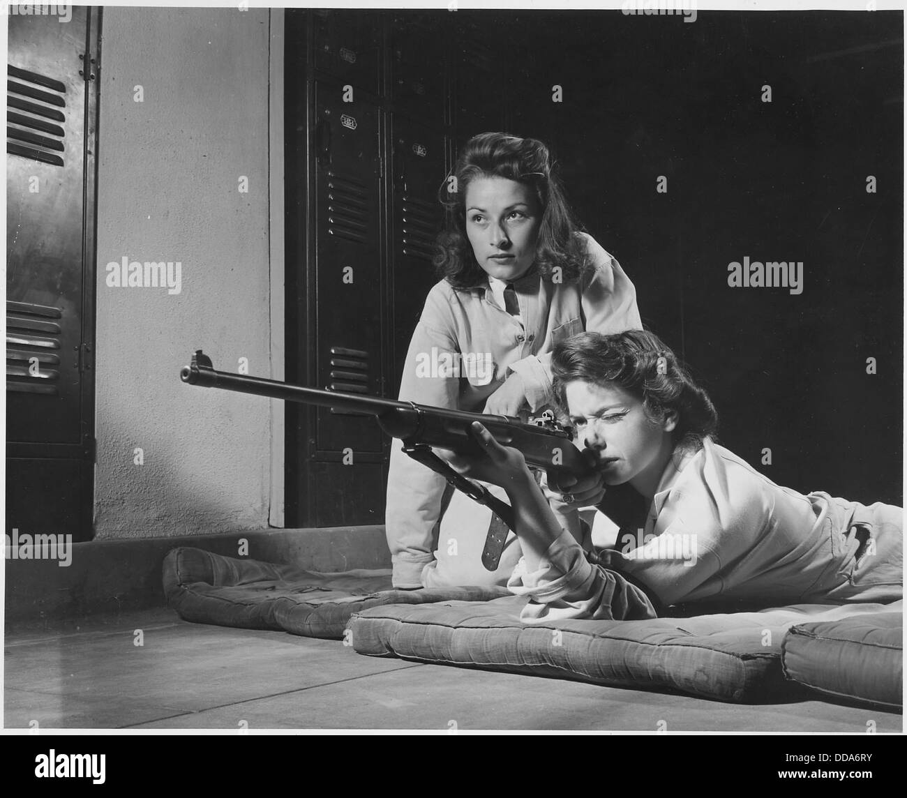 La formation à l'adresse au tir aide les filles à Roosevelt high school à Los Angeles, Californie, se transformer en femme responsable.... - - 196476 Banque D'Images