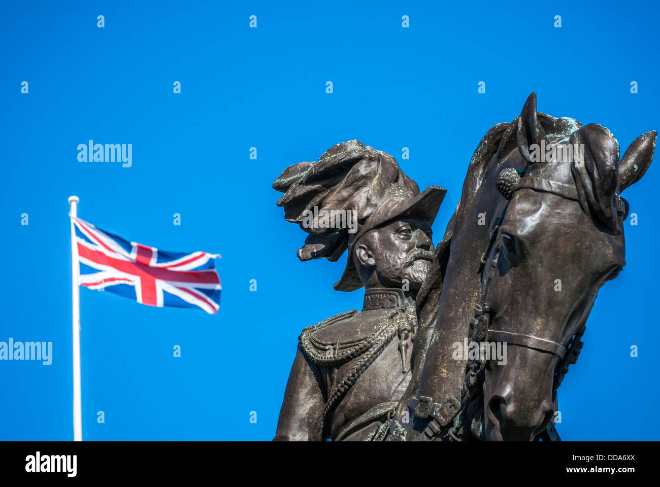 Statue du roi Édouard VII à Liverpool avec l'Union Jack à l'arrière. Banque D'Images