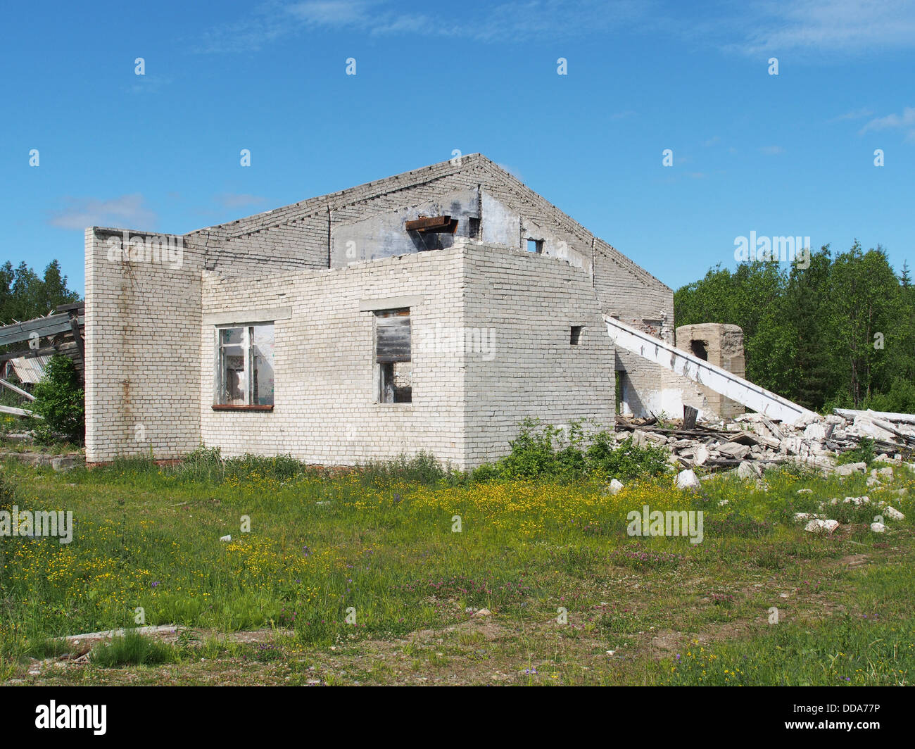 Bâtiment de briques en ruine dans les bois Banque D'Images