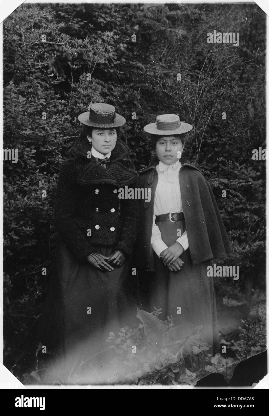 Cette photographie montre deux jeunes femmes indiennes non identifiées. Il capture un moment dans le temps, bien que leurs identités et leur emplacement ne soient pas connus, offrant un aperçu de la culture et des vêtements autochtones. Banque D'Images