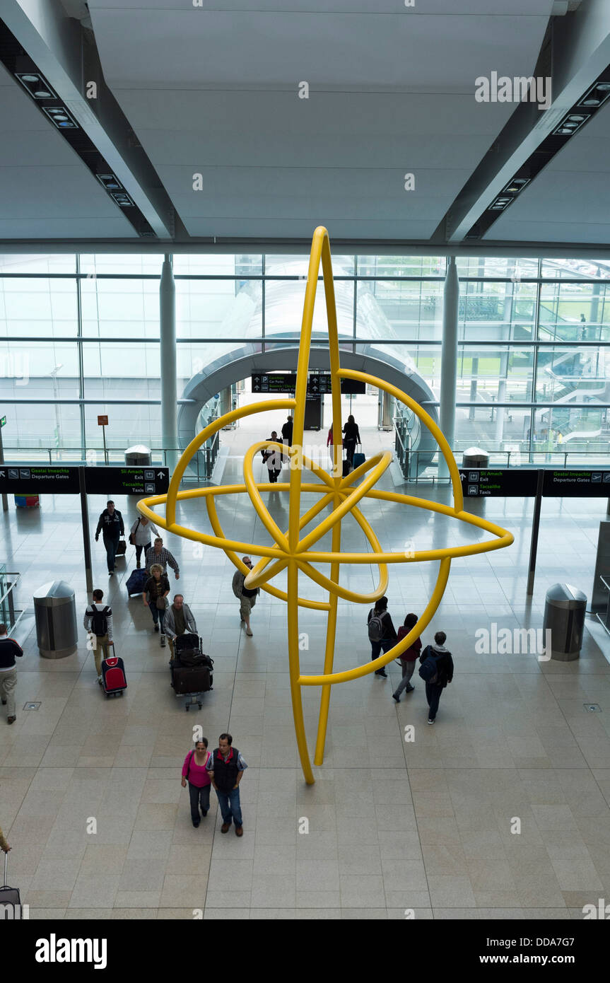 Sculpture tournant par Isabel Nolan dans le Terminal 2 de l'aéroport de Dublin, Irlande. Banque D'Images